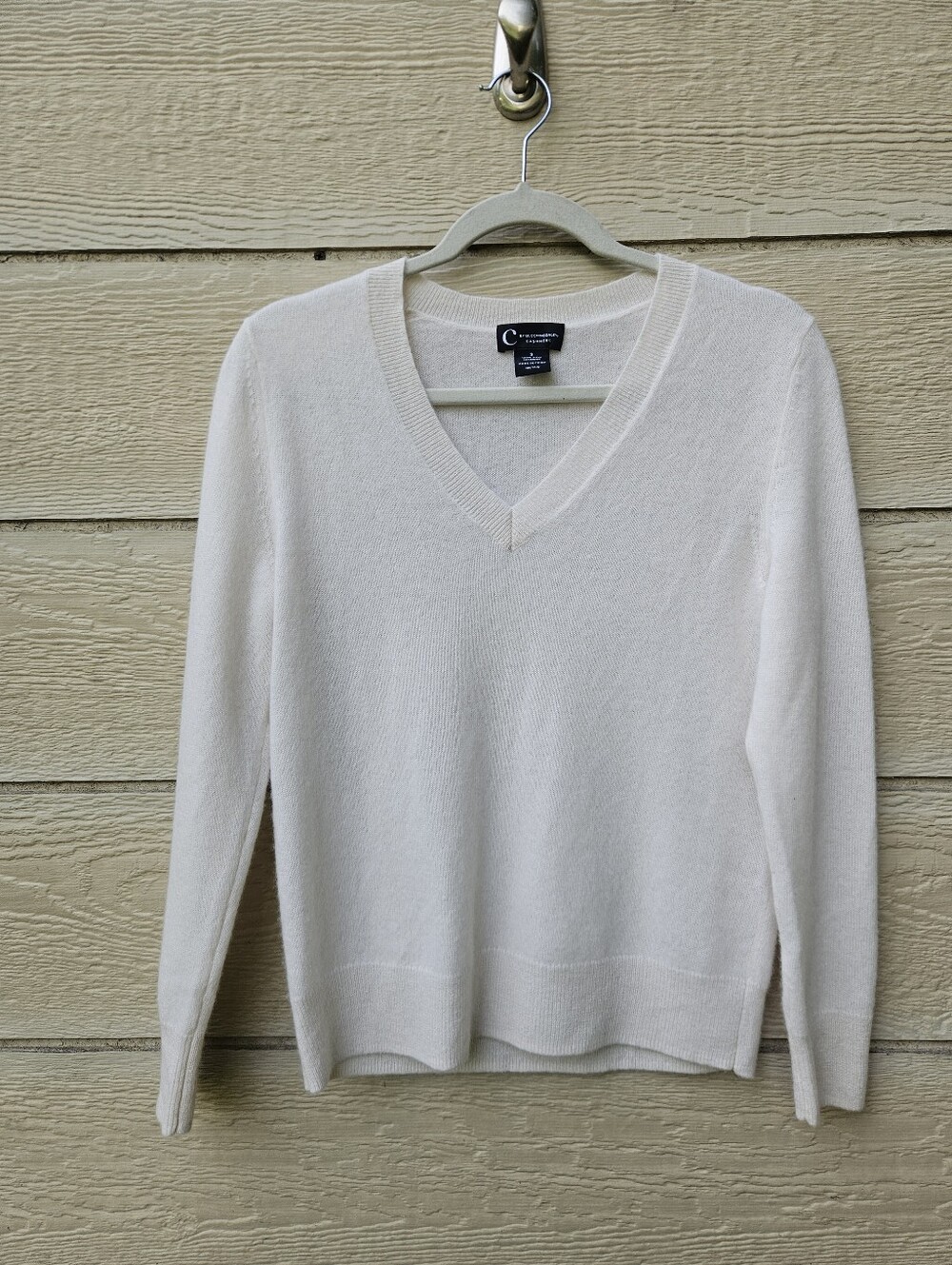 C by Bloomingdales white cashmere v-neck sweater small